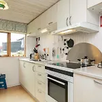 4 Person In Lokken-by Traum 루켄